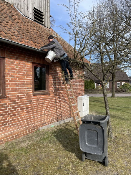 2022-04-12 Backhaus Frank macht die Dachrinne beim Spritzenhaus sauber 003.jpg